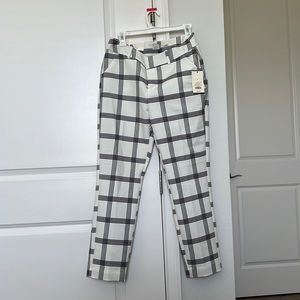 A New Day Brand Size 6 R Slim Ankle White Patterned Crop Pant.